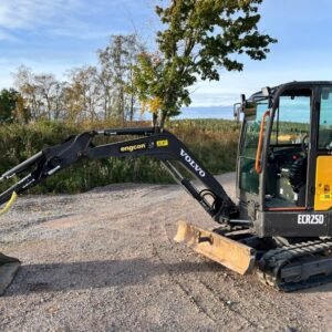 2019 Volvo ECR25D Bagger mit Anhänger und Zubehör - 15.000 EUR